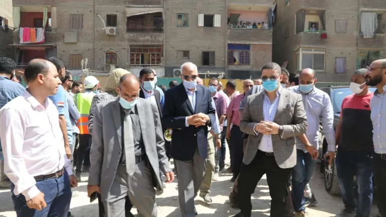 مصرع رجل اسفل عقار الوراق المنهار .. الحماية المدنية تحاول انقاذ سيدة تحت الانقاض .. محافظ الجيزة يعاين الموقع ويصدر تعليماته بتقديم المساعدات العاجلة للأسر المتضررة