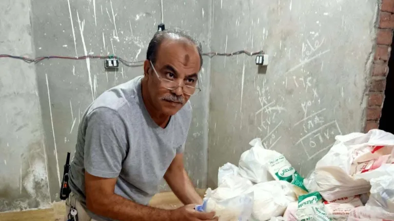 بالصور والفيديو| ضبط مصنع لإعادة تعبئة الاجبان وبضائع منتهية الصلاحية في الطالبية .. مفتش التموين الرائحة كريهه .. المضبوطات لا تصلح لأكل الحيوانات