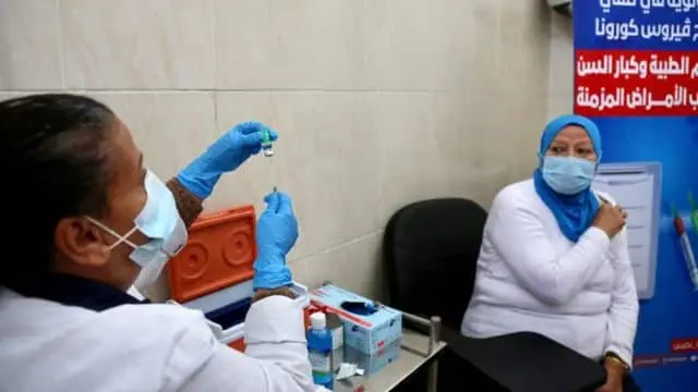 استخدام لقاحات تجريبية لتطعيم المواطنين ضد فيروس كورونا .. الصحة توضح الحقيقة