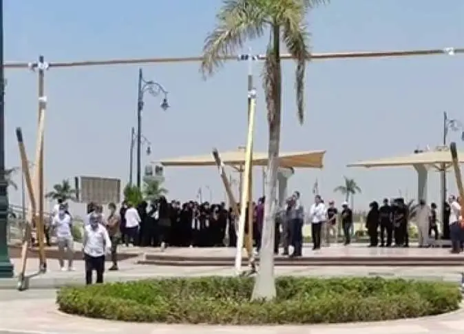 شاهد بالصور| توافد بمسجد المشير لأداء صلاة الجنازة على دلال عبدالعزيز
