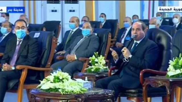 السيسى يستشهد بالقرآن .. ربنا اللى جابنى للكرسى وهو اللى هيمشينى .. لابد من التصدى لملف الخبز لانى هُسأل عنه أمام الله .. الناس هتقول بردو بتكرره تاني.. أيوة أنا بتصدى للقضايا