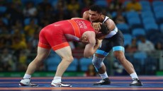 قبل نهاية مباراة الترضية في المصارعة.. المصارع المصرى يبكى والصينى يواسيه فى اولمبياد طوكيو