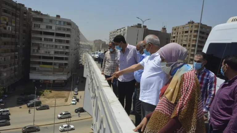 راشد يُجري جوله ميدانية للمحاور الجديدة بالجيزة .. سحب تراخيص ٤ سيارات بامب لتسييل مواد خرسانية بالطريق .. يعطى توجيهات هامة