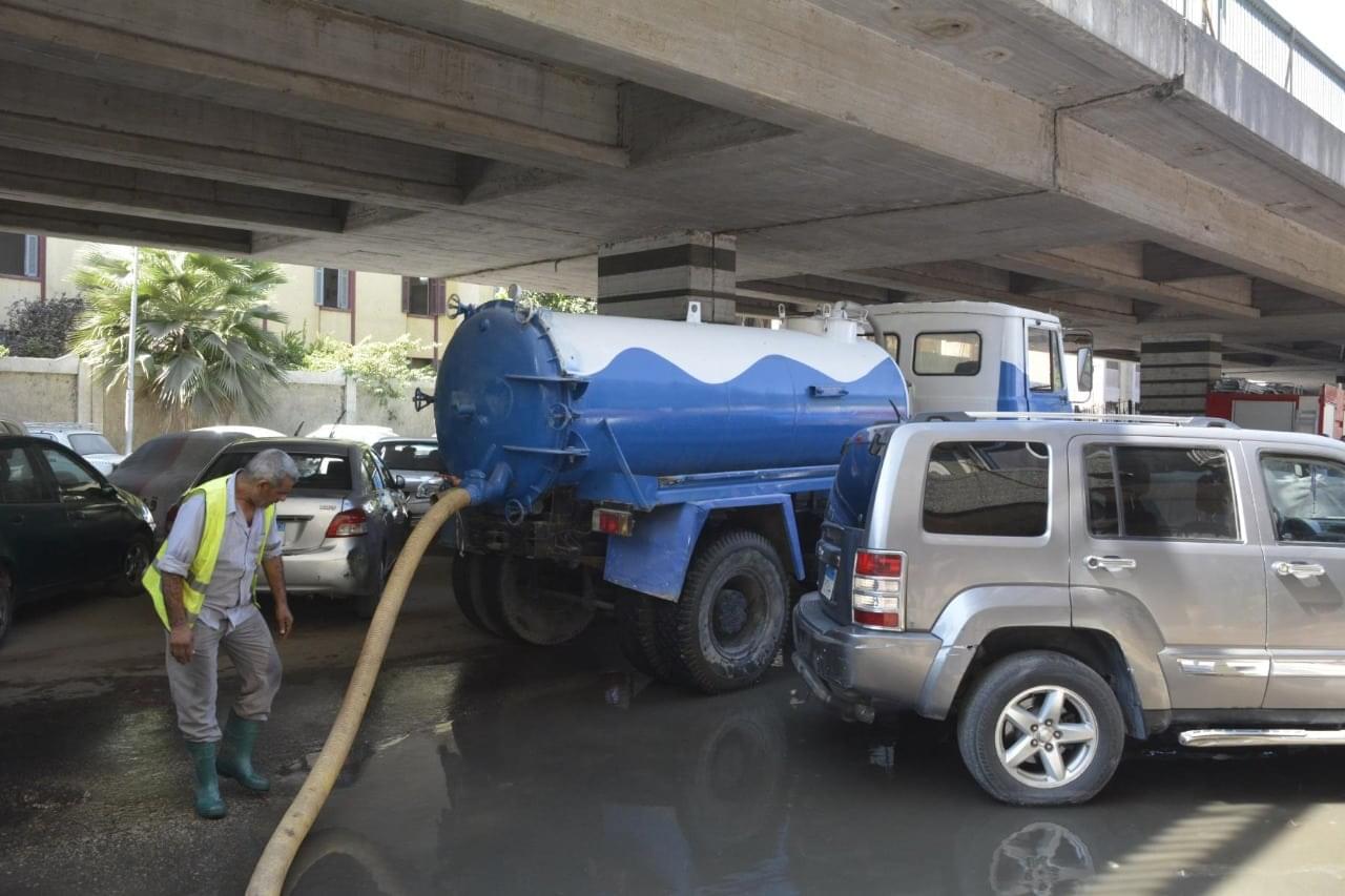 كسر بخط طرد ٥٠٠مم بشارع المتحف الزراعي بالعجوزة .. محافظ الجيزة يتواجد ميدانيا لمتابعة الاصلاح