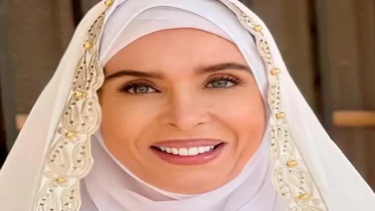 الراقصة دينا توضح حقيقة تجسيدها شخصية "السيدة زينب" .. تنشر صور لها بالحجاب