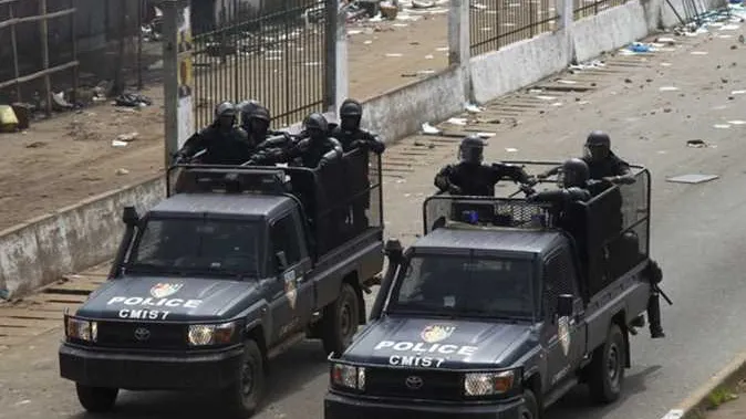 حدث فى غينيا .. انقلاب عسكري .. اعتقال الرئيس ألفا كوندي .. وقف العمل بالدستور وإغلاق حدود البلاد