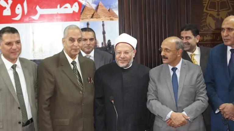 شاهد بالصور .. مفتى الجمهورية يثرى الحضور بعلمه خلال افتتاحه الجيل الثانى لمشروع "استعادة الوعي ومكافحة التطرف " بكلية دار العلوم جامعة القاهرة .. عميد الدار نعمل على تصحيح مفهوم الفكر لدى الطلاب