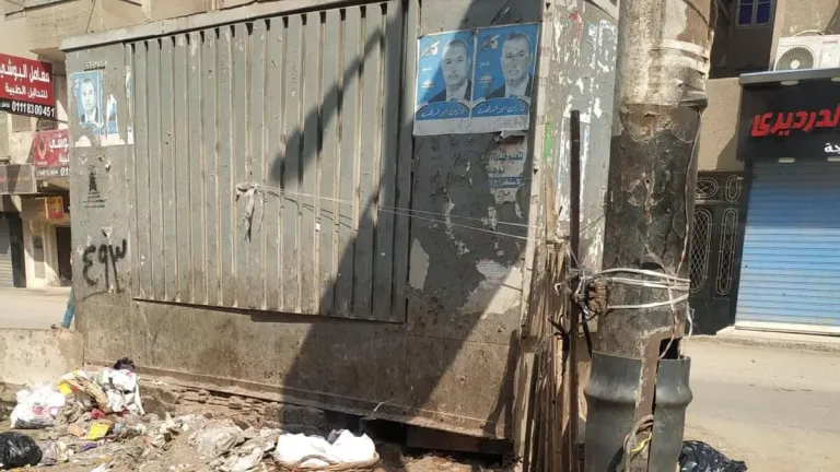 ندق ناقوس الخطر قبل حدوث الكارثة .. محول كهرباء بنهر الطريق .. حولة نقطة تجمع قمامة .. أهالى الحوامدية لمحافظ الجيزة انقذنا قبل انفجاره نتيجة احتراق القمامة او اصطدام سيارة به .. مازال التداخل بين المؤسسات الحكومية يعوق مصلحة المواطن .. الفيس يشتعل غضباً