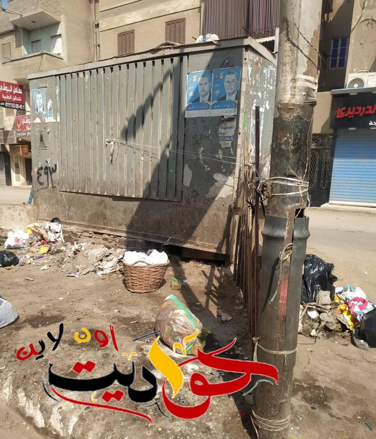 ندق ناقوس الخطر قبل حدوث الكارثة .. محول كهرباء بنهر الطريق .. حولة نقطة تجمع قمامة .. أهالى الحوامدية لمحافظ الجيزة انقذنا قبل انفجاره نتيجة احتراق القمامة او اصطدام سيارة به .. مازال التداخل بين المؤسسات الحكومية يعوق مصلحة المواطن .. الفيس يشتعل غضباً