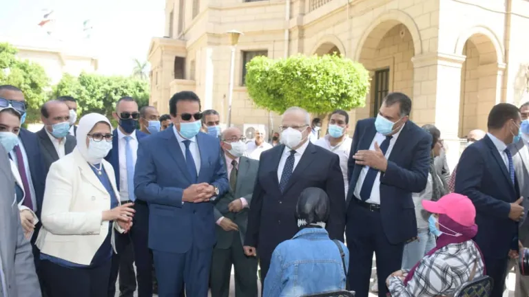 وزيرا التعليم العالي والصحة ورئيس جامعة القاهرة يتفقدون عمليات تطعيم الطلاب ضد كورونا استعدادًا للعام الدراسي الجديد