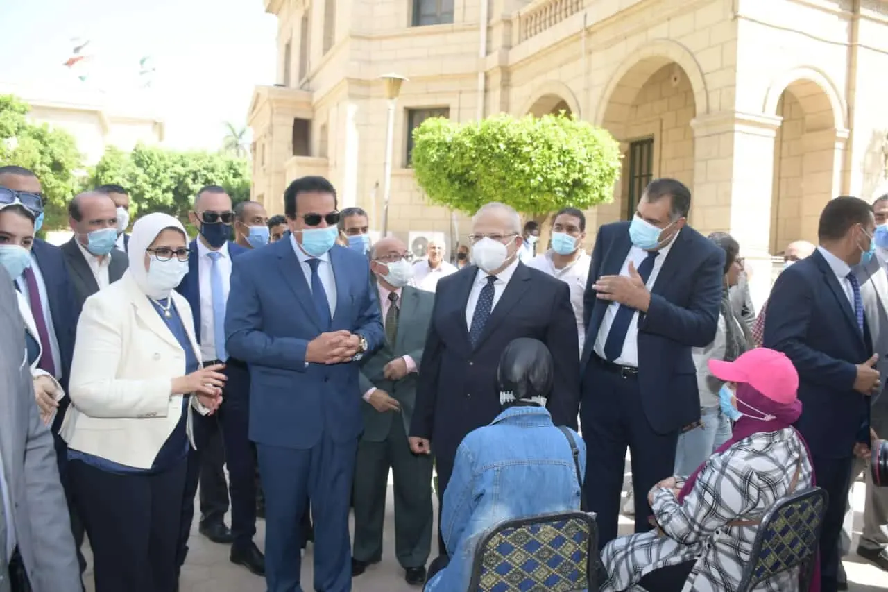 وزيرا التعليم العالي والصحة ورئيس جامعة القاهرة يتفقدون عمليات تطعيم الطلاب ضد كورونا استعدادًا للعام الدراسي الجديد
