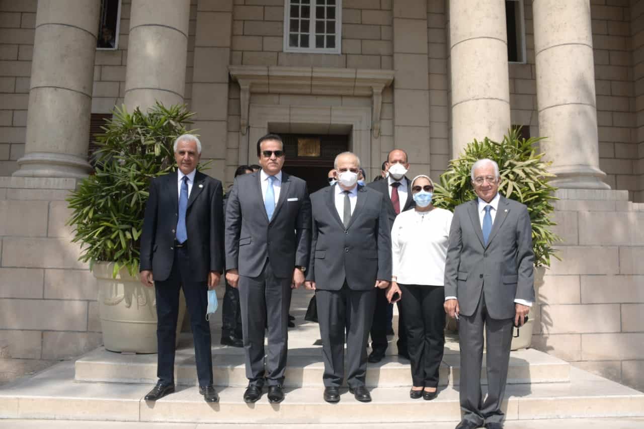 وزير التعليم العالي ورئيس جامعة القاهرة يتفقدان عيادات العناية بالمرأة والعيادات التخصصية الجديدة بمستشفى النساء والتوليد بالقصر العيني