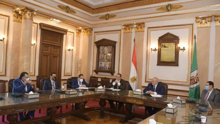 الخشت يعقد اجتماعا موسعا لمناقشة كافة الاستعدادات لانتظام العملية التعليمية من اليوم الأول للدراسة
