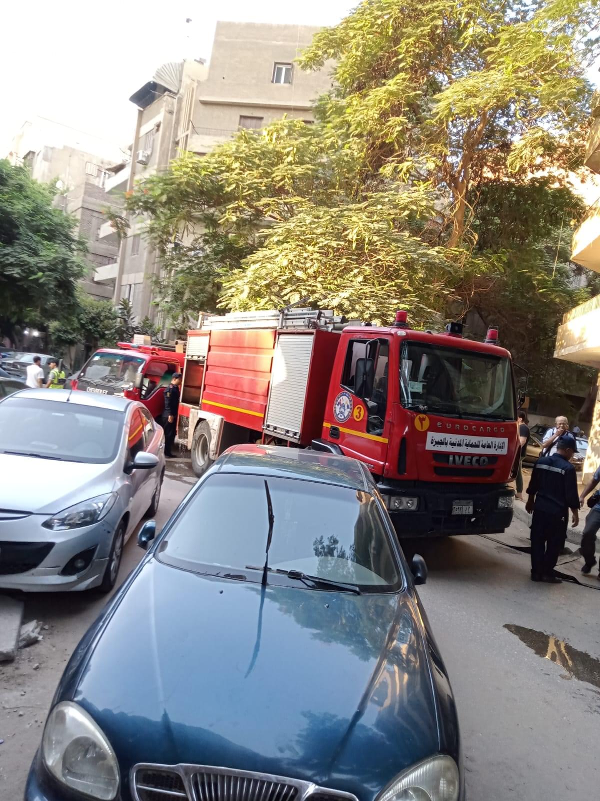الدفع بـ 4 سيارات اطفاء للسيطرة على حريق إندلع داخل شقة سكنية بفيصل