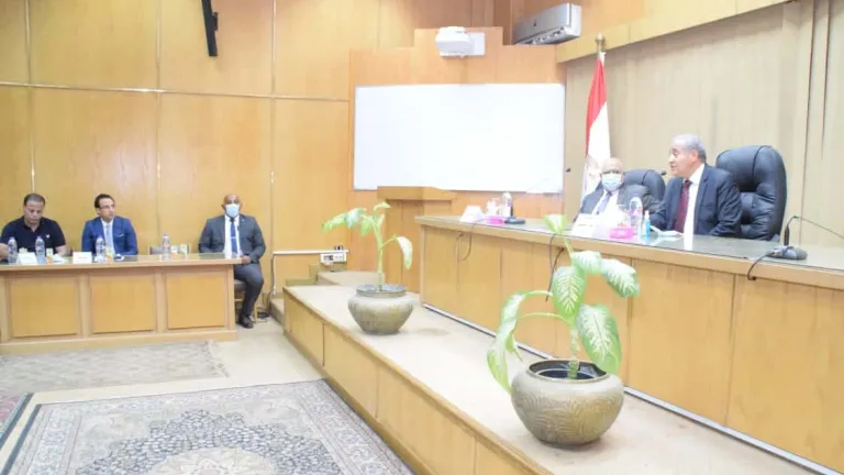 وزير التموين يلتقى بطلاب كلية التجارة جامعة القاهرة .. يوجه رؤساء القطاعات والشركات ‏بالوزارة بمرافقتهم فى الجولات