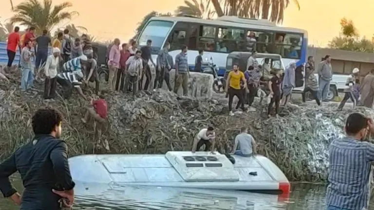 شاهد بالفيديو .. سقوط مينى باص عمال بترعة المريوطية فى البدرشين .. انباء عن اصابات ووفيات