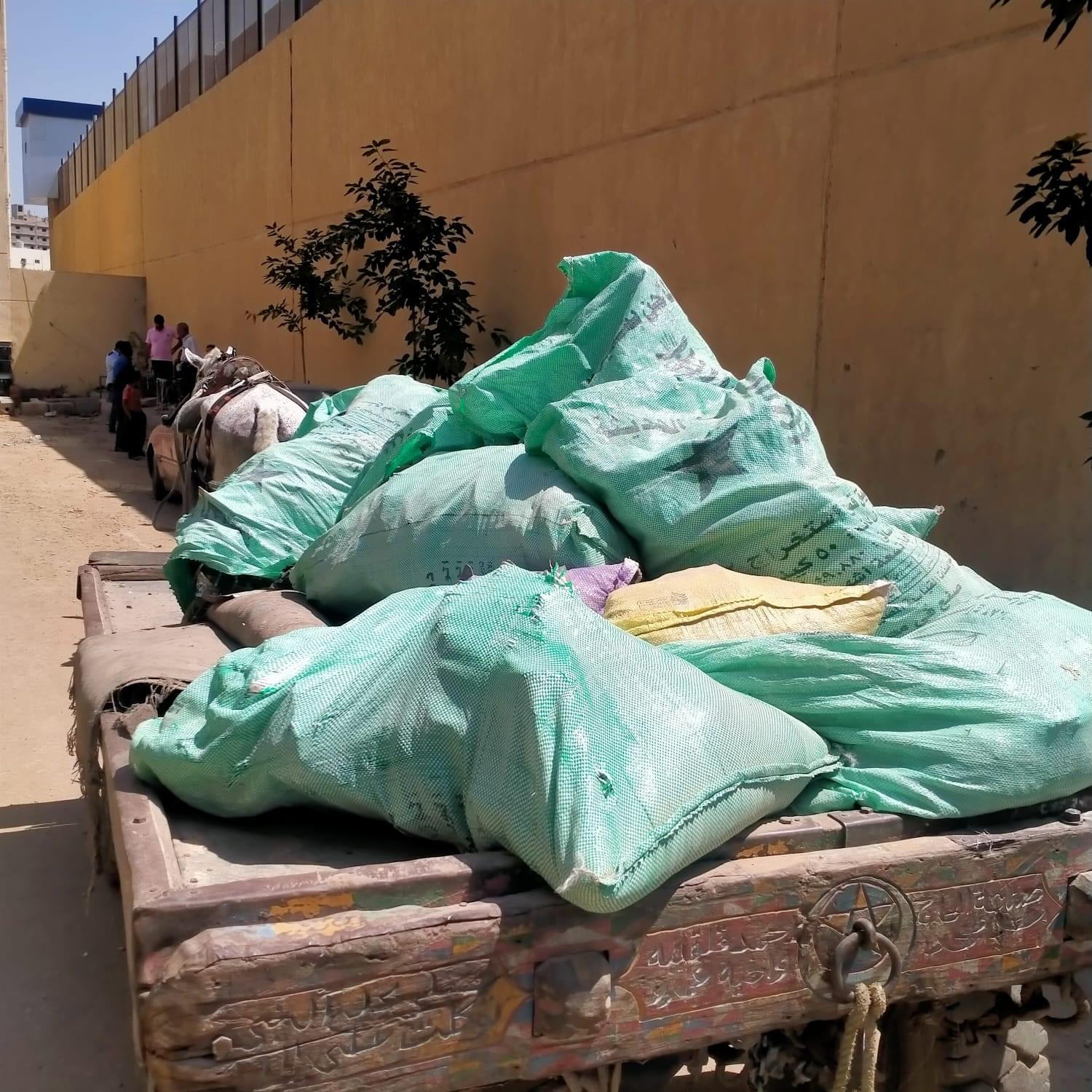 الجيزة : غلق وتشميع مخزن لتعبئة الزيوت .. ضبط ٣ عربة كارو لإلقاءها مخلفات الهدم بالطريق العام