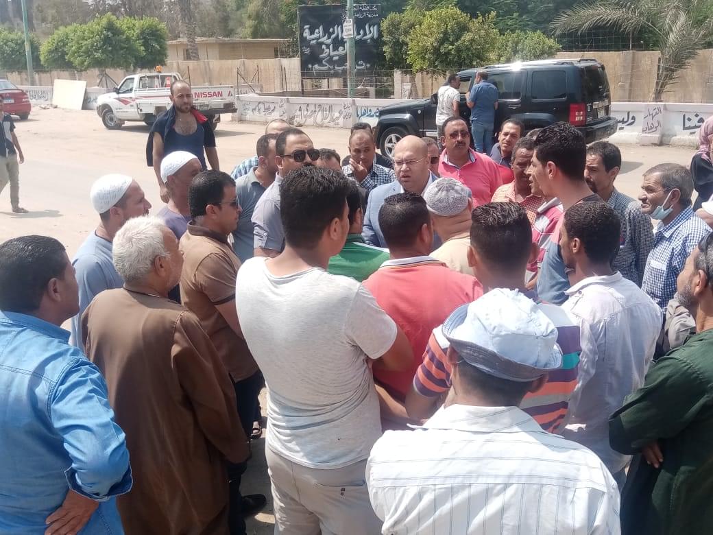 خلال جولته الميدانية .. الشهابى لاصحاب بكيات سوق السويقة بالعياط لا تخافوا سيتم إنشاء بكيات جديدة بشكل حضارى .. يتفقد مركز الرعاية الصحية الأولية بقرية القطوري