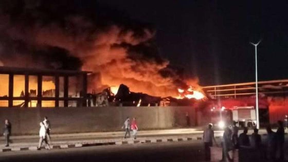 حريق ضخم في مصنع لصناعة البويات بمنطقة الاستثمار بالإسماعيلية .. الحماية المدنية تدفع بـ 30 سيارة إطفاء للسيطرة على الموقف .. اصابة عدد من رجال الاطفاء بإختناقات