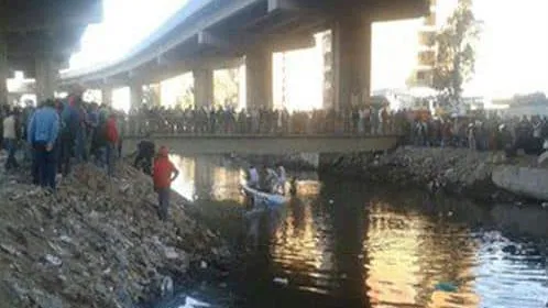 شهامة ولاد البلد تنقذ قائد دراجة نارية من الموت المحقق بعد سقوطه فى ترعة المريوطية