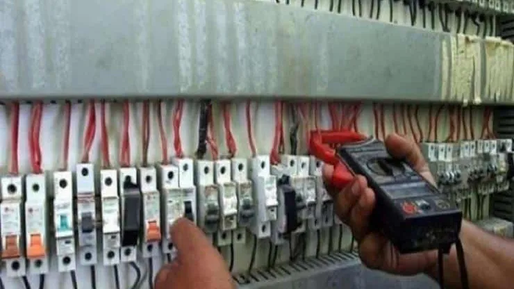 100 ألف جنيه أو 6 شهور حبس .. عقوبة سرقة التيار الكهربائي .. هذه هى شروط التصالح