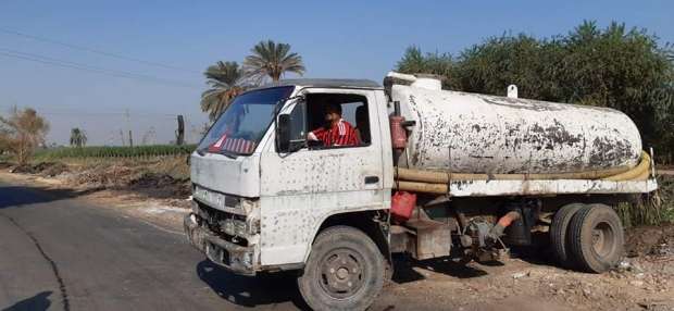 كارثة بيئية في البدرشين .. سيارات الكسح تسمم مياه الترع (بالصور)