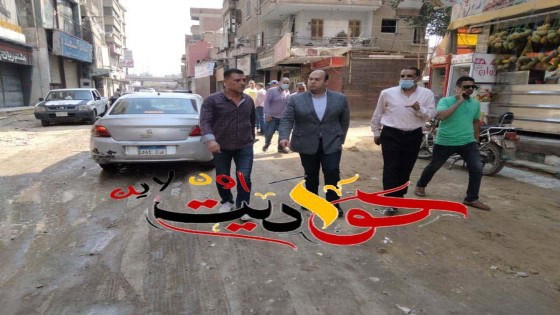 استجابة سريعة لـ “حواديت اون لاين” .. سيراً على الأقدام للمرة الثانية فى أقل من شهر الجريدة تصطحب نائب محافظ الجيزة فى جولة ميدانية بشارع الجمهورية لإزالة معوقات التوسعة ووضع الامور فى نصابها الطبيعى .. سيدة تستوقفه لعرض مشكلتها عليه .. يأمر بحلها فوراً ويعطيها رقم هاتفه الشخصى للمتابعة