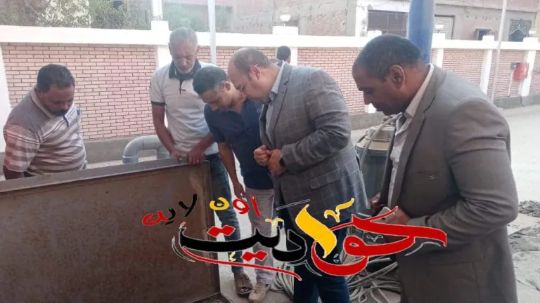 نائب محافظ الجيزة .. يتقمص دور فنى صرف صحى .. يقوم بالتفتيش على المطابق للتأكد من جاهزيتها .. يتابع الوصلات المنزلية بنفسه