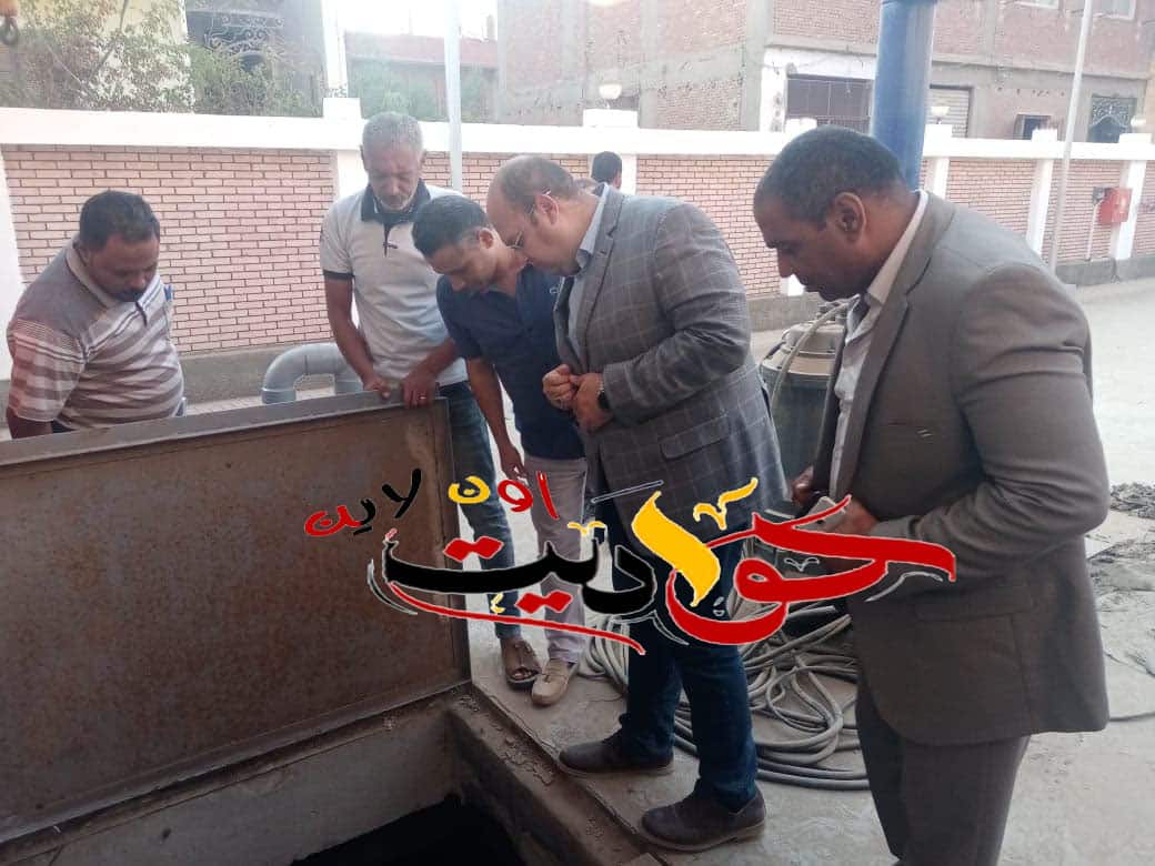 نائب محافظ الجيزة .. يتقمص دور فنى صرف صحى .. يقوم بالتفتيش على المطابق للتأكد من جاهزيتها .. يتابع الوصلات المنزلية بنفسه