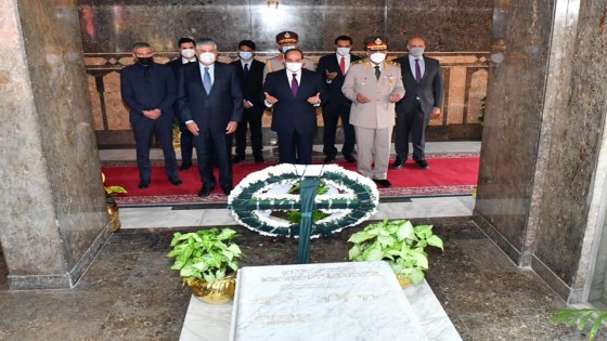 الرئيس السيسى يضـع أكاليل الزهـور علـى قبـر الجنـدى المجهـول والـزعيمين أنور السادات وجمال عبد الناصر