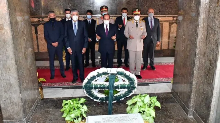 الرئيس السيسى يضـع أكاليل الزهـور علـى قبـر الجنـدى المجهـول والـزعيمين أنور السادات وجمال عبد الناصر
