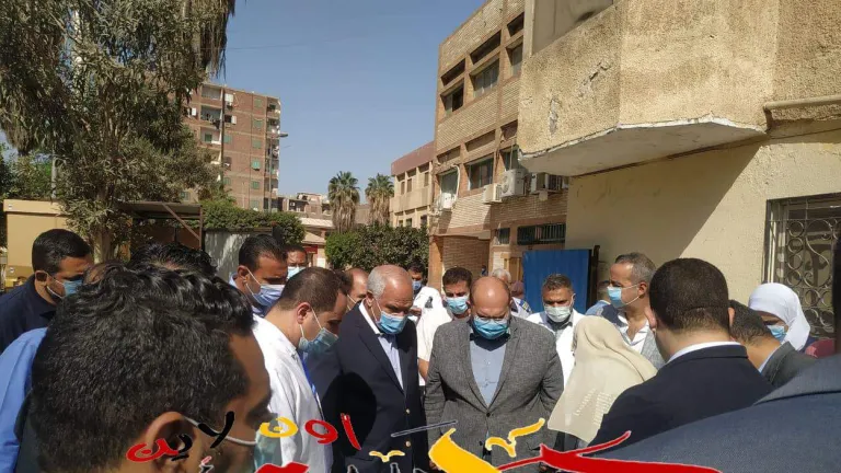 خلال جولته بمستشفى البدرشين .. محافظ الجيزة يشاهد مواطن يبكى فينادى عليه .. المواطن عاوز اعمل ماسحة لبنتى ومش عارف .. راشد فوراً يتم عمل اللازم