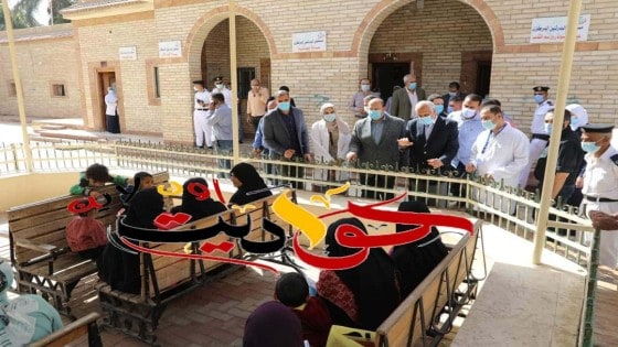 محافظ الجيزة للمرضى المنتظرين بساحة الانتظار بمستشفى البدرشين المركزى .. حد زعلان من المستشفى او المدير .. هذا هو ردهم .. ام تستنجد بالمحافظ بنتى عاوزة حضانة وانا غير قادرة على تكاليف الخاص .. يأمر بتوفير حضانة لها فى الحال