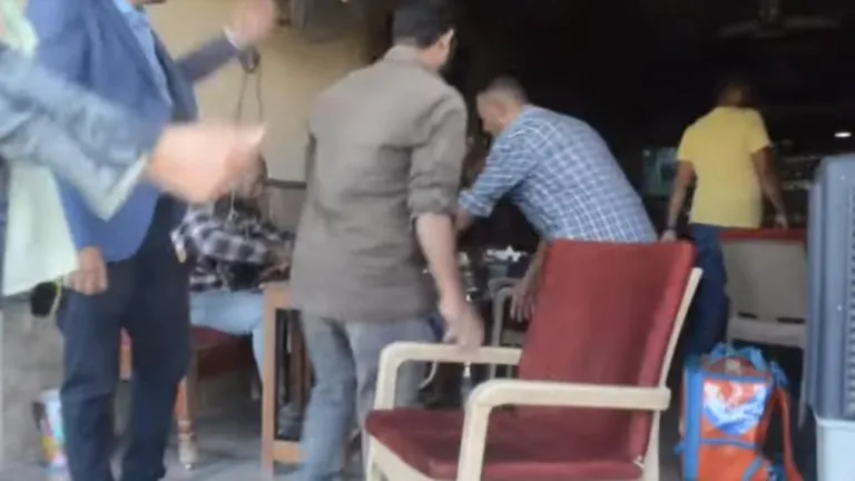 صاحب مقهى يتحايل على القانون فى حدائق الاهرام .. يغلها من الخارج ويزاول النشاط من الداخل بتقديم الشيشة للمواطنين .. محافظة الجيزة تتمكن من ضبطه