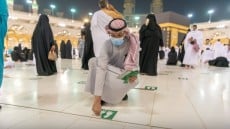 استعداداً لصلاة فجر الأحد .. رئاسة شئون الحرمين تباشر إزالة ملصقات التباعد الجسدي من جميع المواقع بالمسجد الحرام