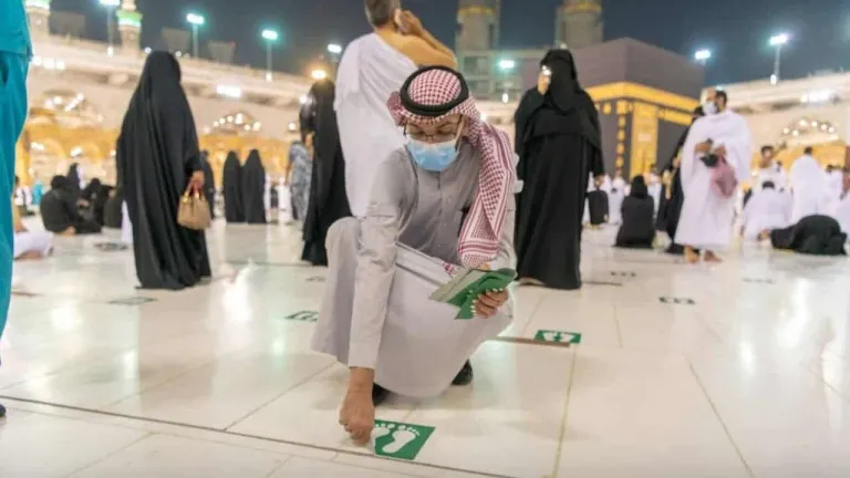استعداداً لصلاة فجر الأحد .. رئاسة شئون الحرمين تباشر إزالة ملصقات التباعد الجسدي من جميع المواقع بالمسجد الحرام