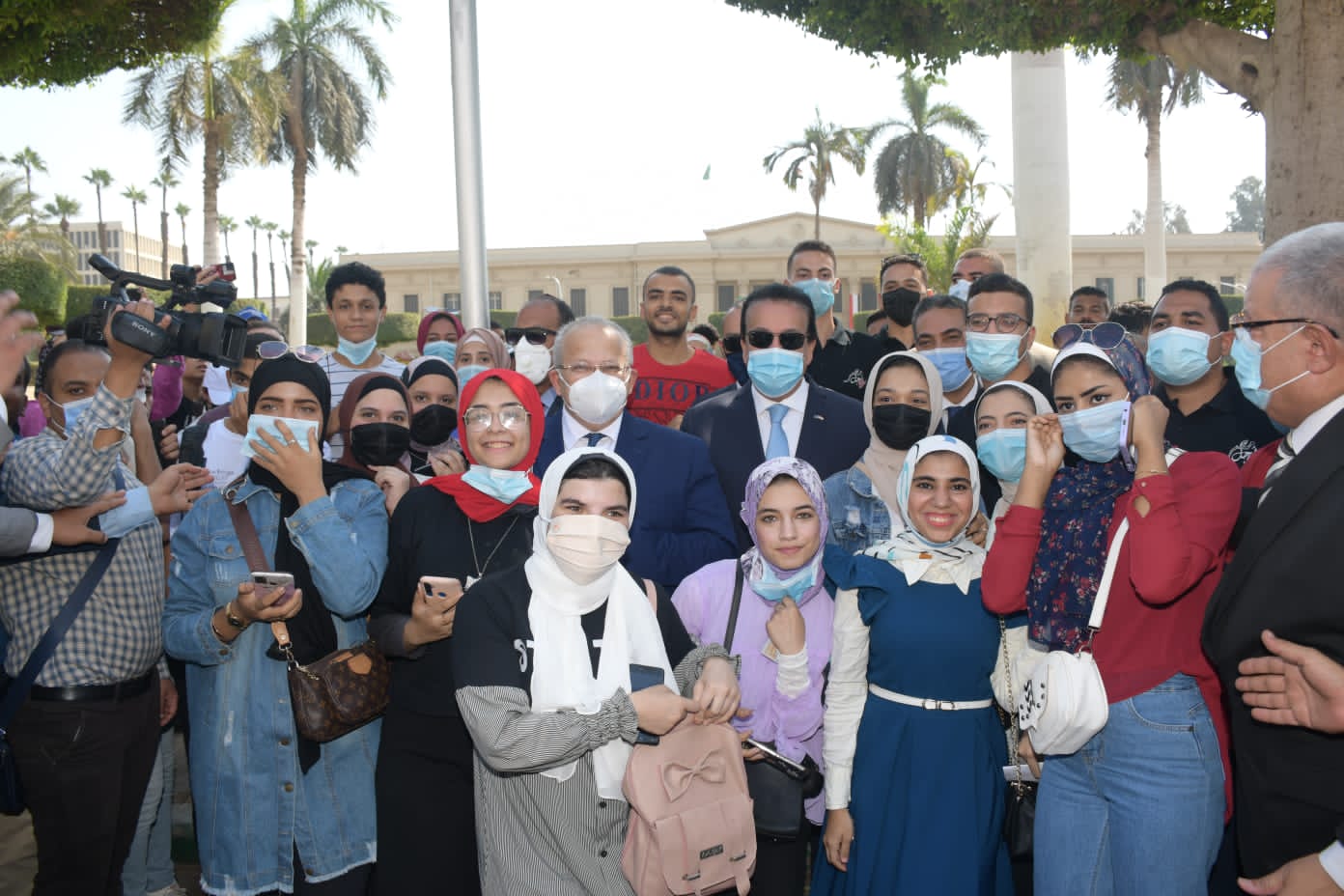شاهد بالصور .. عبد الغفار والخشت يشهدان تحية العلم وعزف النشيد الوطنى أمام قبة حرم جامعة القاهرة