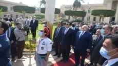 شاهد بالصور .. عبد الغفار والخشت يشهدان تحية العلم وعزف النشيد الوطنى أمام قبة حرم جامعة القاهرة