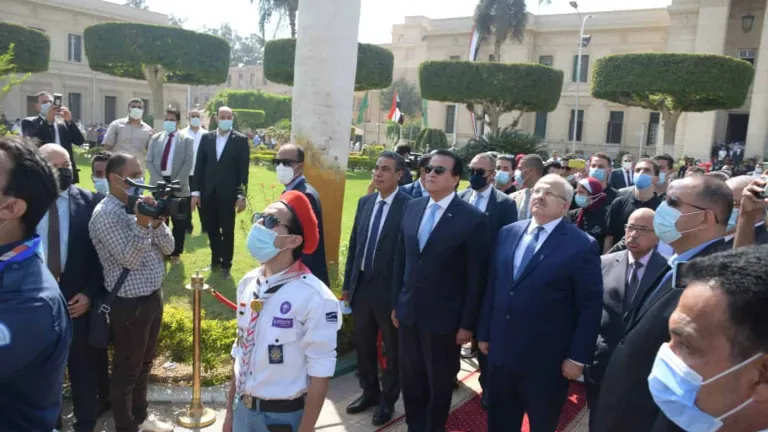 شاهد بالصور .. عبد الغفار والخشت يشهدان تحية العلم وعزف النشيد الوطنى أمام قبة حرم جامعة القاهرة