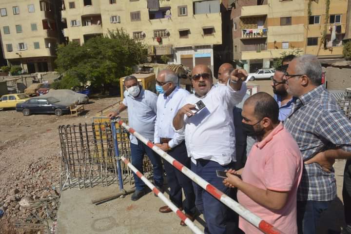نشاط ملحوظ فى شتى أنحاء المحافظة لمحافظ الجيزة .. يتفقد أعمال رصف وتطوير متفرعات شارع الاهرام .. يتابع شفط المياه وتمهيد طريق نفق ابو زارع ومراحل العمل بمحور الفريق كمال عامر "الزمر" وتوسعات الطريق الدائري .. خلال جولته يشدد على رئيس حى العمرانية