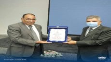 رئيس هيئة قناة السويس يهدى درع القناة لجمعية كتاب البيئة ويشيد بدورها فى التوعية بقضايا البيئة