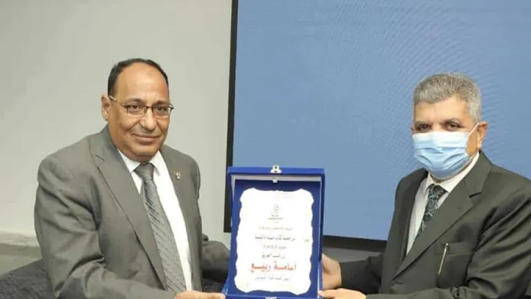 رئيس هيئة قناة السويس يهدى درع القناة لجمعية كتاب البيئة ويشيد بدورها فى التوعية بقضايا البيئة