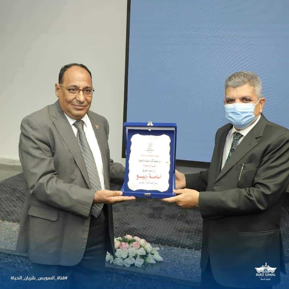 رئيس هيئة قناة السويس يهدى درع القناة لجمعية كتاب البيئة ويشيد بدورها فى التوعية بقضايا البيئة