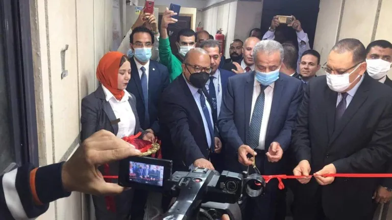 بالصور ..وزير التموين يفتتح مجمع نموذجي لتقديم جميع خدمات الوزارة بالشرقية .. منها " السجل التجاري وتسجيل العلامات التجارية وتلقى شكاوى حماية المستهلك وطلبات الدمغة والموازين وخدمات بطاقات التموين "