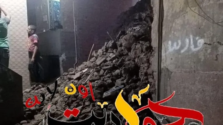 شاهد بالفيديو والصور .. انهيار منزل فى الحوامدية .. الاهالى يستغيثون من عدم رفع الانقاض لغلق الشارع .. رئيس المدينة يرد