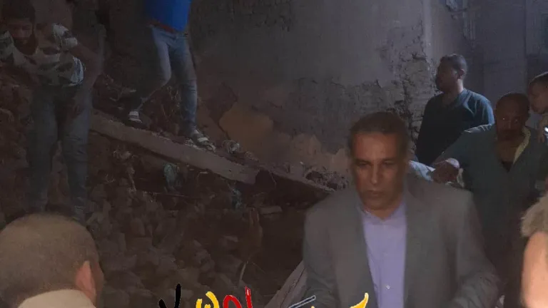 استجابة فورية لـ "حواديت اون لاين" .. رئيس مدينة الحوامدية على رأس حملة لإزالة انقاض العقار المنهار (صور)