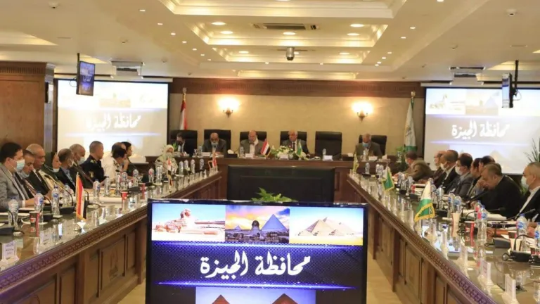 خلال إجتماع المجلس التنفيذي .. محافظ الجيزة يعطى توجيهات هامه لوكيل وزارة الرى .. منح التراخيص الخاصة بمشروعات الشباب ما دامت إستوفت الاشتراطات اللازمة