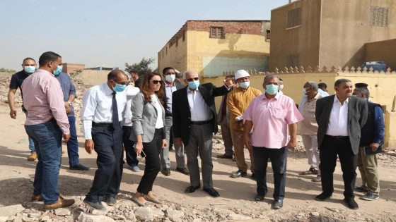 إزالة العقارات الغير أمنه بـسن العجوز ونقل مواطنيها للسكن الحضاري البديل .. المحافظ يتابع ميدانياً .. يلتقى بالمواطنين الجاري نقل أمتعتهم للسكن البديل .. هذا ردهم