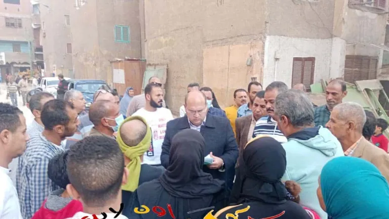 خلال جولته بمنشأة القناطر .. حوار مفتوح بين نائب محافظ الجيزة والمواطنين .. يعطى توجيهات هامة