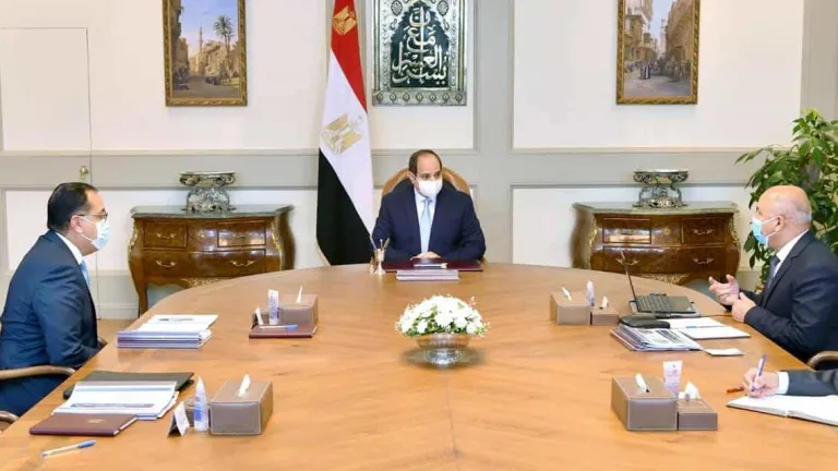 السيسي يتابع مشروعات وزارة النقل على مستوى الجمهورية خاصةً الطرق والمحاور
